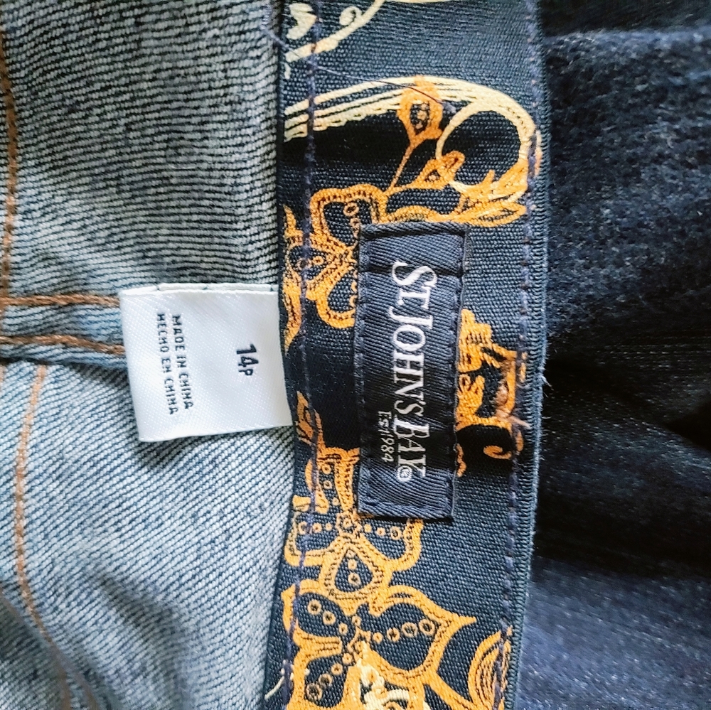 Women's St.John Bay Capri's,size 14 petite,